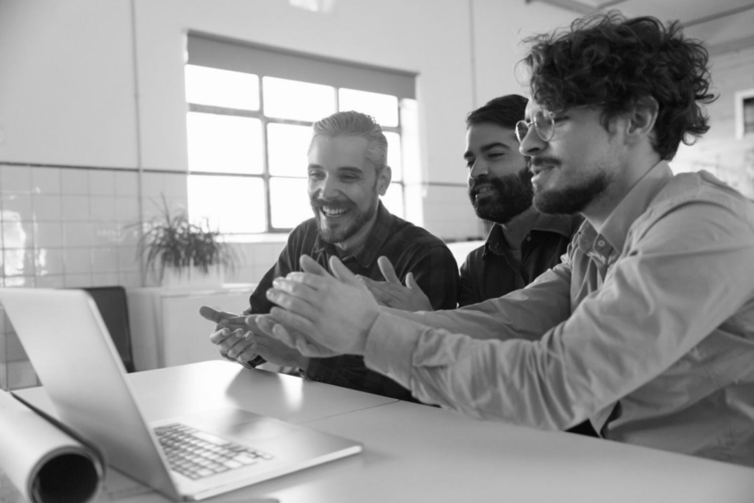 Persona che riflette in un momento di calma e introspezione